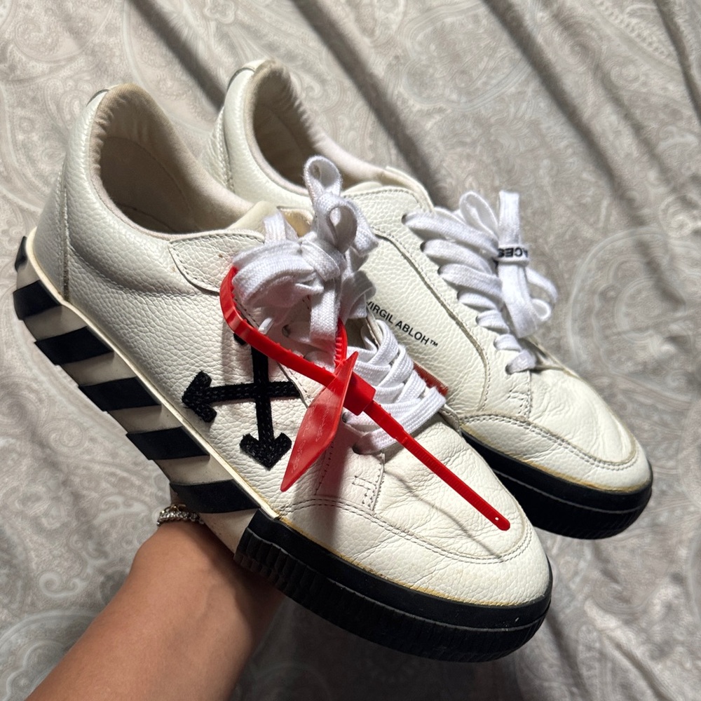 Off-White White and Black Sneakers with Red Tag